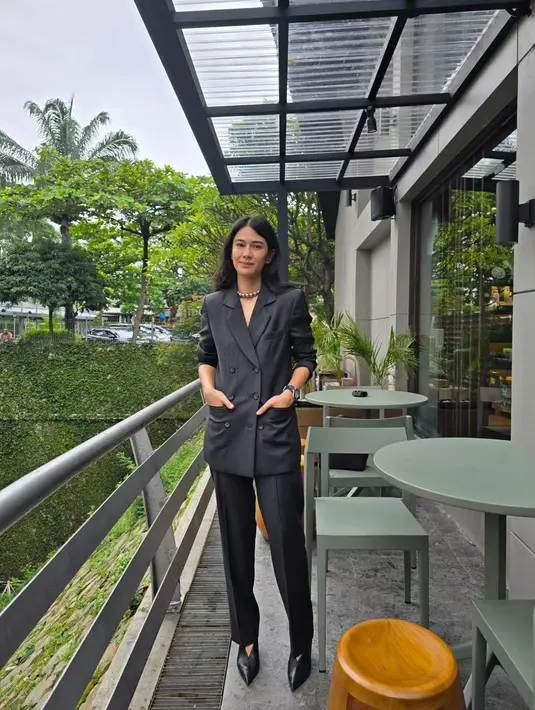 Dian Sastro tampil bergaya lady boss dengan setelan blazer dan celana panjangnya yang serasi. Blazer dengan 2 kantong ini serasi dengan celana panjangnya yang berwarna abu-abu. [Foto: Instagram/therealdisastr]