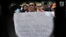Massa yang tergabung dalam JRMK dan Sebaja menggelar aksi di depan Balai Kota, Jakarta, Senin (23/7).Dalam aksinya, massa menuntut Anies Baswedan melunasi janjinya untuk tetap menjadi Gubernur DKI Jakarta selama lima tahun. (Merdeka.com/Iqbal S. Nugroho)