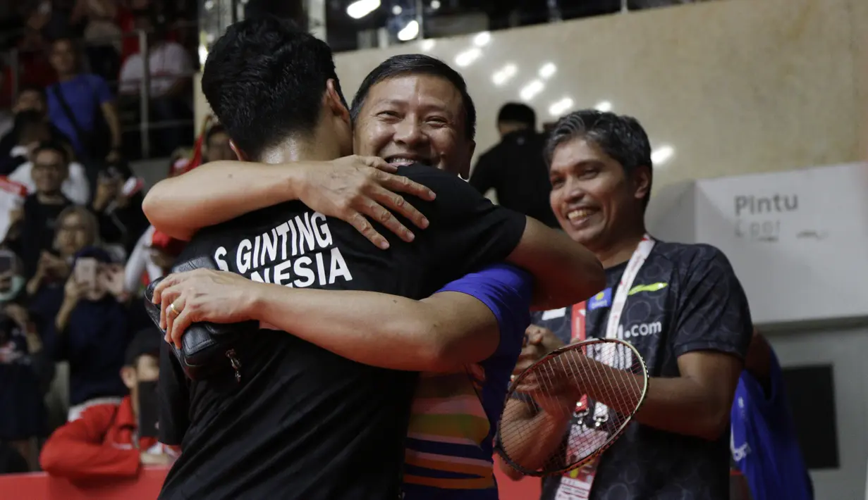 Tunggal putra Indonesia, Anthony Sinisuka Ginting, melakukan selebrasi bersama pelatih usai menjuarai Daihatsu Indonesia Masters 2020 di Istora, Jakarta, Minggu (19/1). Anthony Ginting menang 17-21, 21-15, dan 21-9. (Bola.com/M Iqbal Ichsan)