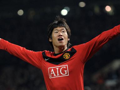 Park Ji-Sung merupakan mantan gelandang andalan Setan Merah dan menjadi salah satu pemain Asia tersukses yang pernah bermain di Eropa. Ia tercatat pernah membela PSV Eindhoven, Queens Park Rangers, dan Manchester United. Total 13 trofi ia raih bersama MU dan 4 trofi bersama PSV. (AFP/Andrew Yates)
