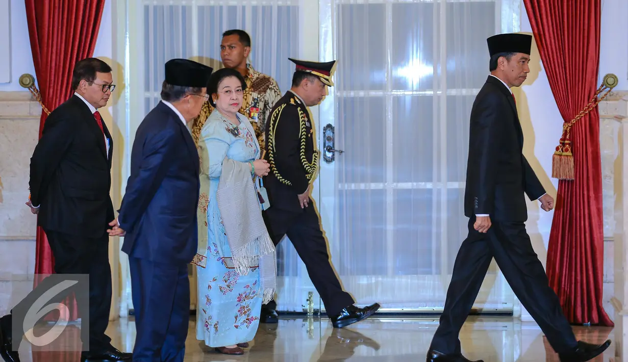 Presiden Joko Widodo (kanan) bersama Wakil Presiden Jusuf Kalla dan Mantan Presiden ke-5 Megawati hadir dalam pelantikan Kepala Lembaga Sandi Negara (Lemsaneg) di Istana Negara, Jakarta, Jumat (8/1/2016). (Liputan6.com/Faizal Fanani)