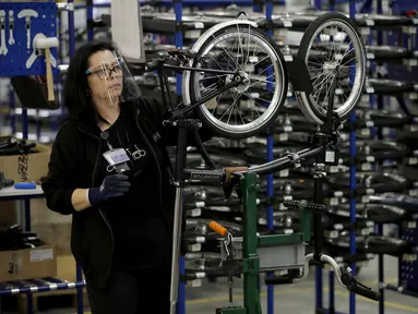 Pekerja merakit sepeda lipat Brompton di pabrik Brompton di London, Inggris, 24 November 2020. Nasib industri sepeda Brompton semakin tidak menentu di tengah ketidakpastian Brexit, persaingan baru yang tak terduga dari China, dan pandemi COVID-19. (AP Photo/Matt Dunham)