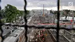 Aktivitas pekerja saat menyelesaikan pembangunan Stasiun Klender, Jakarta, Selasa (24/4). Stasiun Klender satu dari lima stasiun yang diperluas untuk mendukung pengoperasian Double-Double Track (DDT) Manggarai-Cikarang. (Merdeka.com/Iqbal Nugroho)