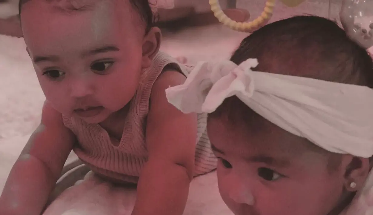 Hayo, siapa yang nggak sabar melihat ketiganya berada dalam satu frame yang sama? (instagram/kimkardashian)