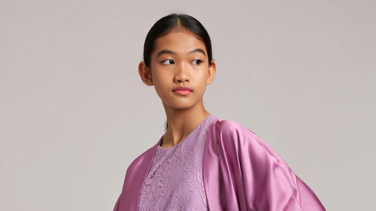 8 Pilihan Long Dress Brokat Kombinasi Outer Satin Lengan Balon, Tampil Elegan di 2025
