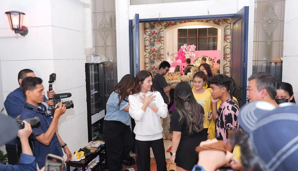 Masih dalam suasana senang mendapatkan kejutan dan hadiah, Sarwendah dibuat kaget karena ada keributan di luar rumah. Sarwendah tampak kaget sambil memegang dada dengan dua tangannya.  [Instagram/sarwendah29]