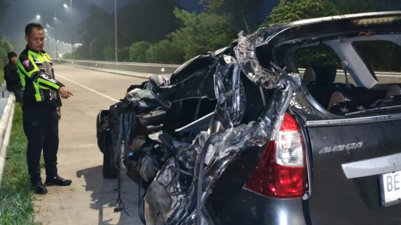 Mobil Toyota Avanza yang membawa 11 orang penumpang menghantam bagian belakang truk Colt Diesel hingga terbalik di Tol Lampung