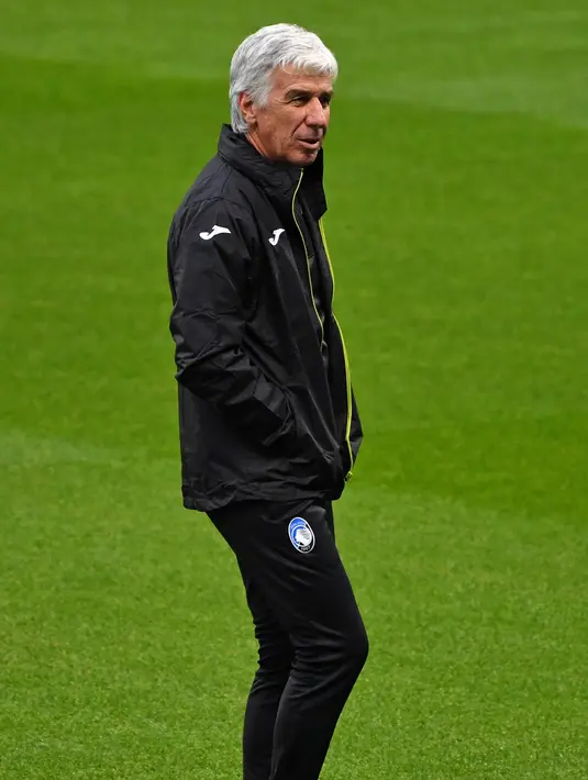 Pelatih Atalanta, Gian Piero Gasperini melihat para pemainnya berlatih di Stadion Etihad di Manchester, Inggris barat laut (21/10/2019). Atalanta akan bertanding melawan Manchester City pada matchday ketiga Grup C Liga Champions di Etihad Stadium. (AFP Photo/Paul Ellis)