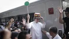 Menko PMK, Puan Maharani saat melepas pemudik di Stasiun Senen, Jakarta Pusat, Rabu (21/6). Puan sempat menyapa pemudik yang pulang kampung menggunakan KA Gaya Baru tujuan Surabaya. (Liputan6.com/Faizal Fanani)