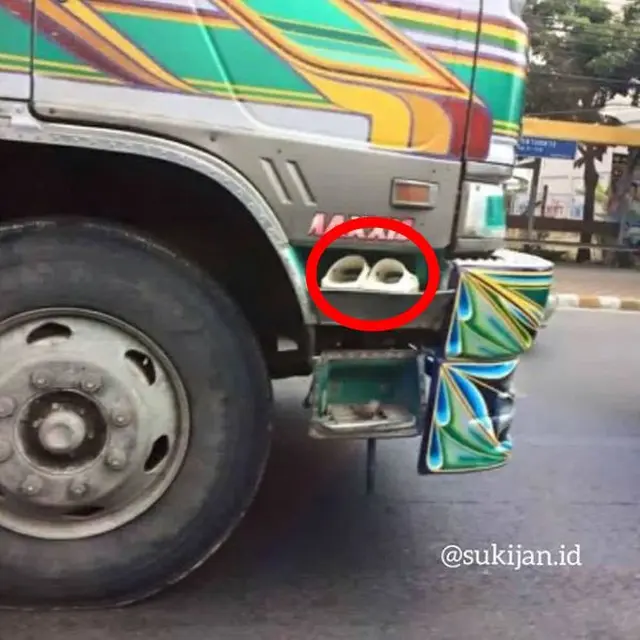 Malah Hilang, Ini 5 Aksi Kocak Orang Lepas Alas Kaki Ini Bikin Geleng Kepala
