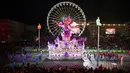 Kendaraan karnaval Raja Hewan diarak saat upacara pembukaan Karnaval Nice di Nice, Prancis, 11 Februari 2022. Tema karnaval edisi ke-149 kali ini adalah Raja Hewan. (AP Photo/Daniel Cole)