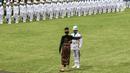 Presiden Joko Widodo menepuk lengan Komandan Upacara dalam rangkaian Peringatan Detik-detik Proklamasi Kemerdekaan ke-74 RI di Istana Merdeka, Jakarta, Sabtu (17/8/2019). Peringatan HUT RI tersebut mengangkat tema "SDM Unggul Indonesia Maju". (Liputan6.com/HO/Kentung)