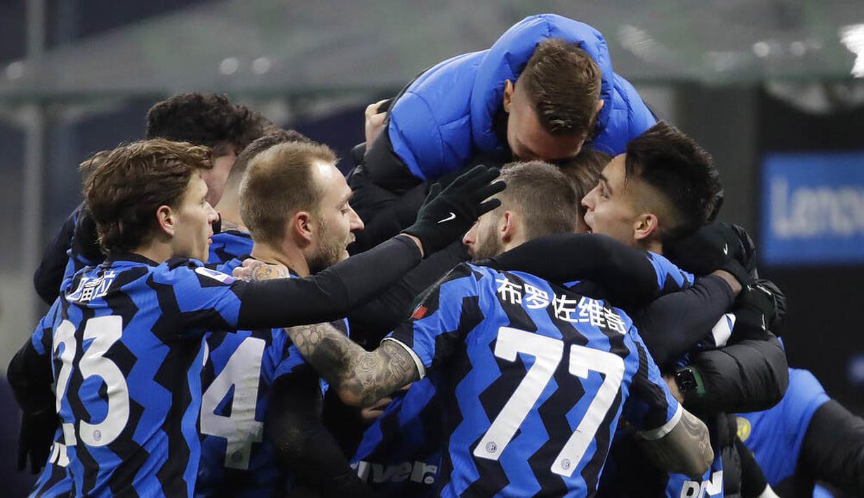 Para pemain Inter Milan merayakan gol yang dicetak oleh Lautaro Martinez ke gawang Lazio pada laga Liga Italia di Stadion Giuseppe Meazza, Senin (15/2/2021). Inter Milan menang dengan skor 3-1. (AP/Luca Bruno)