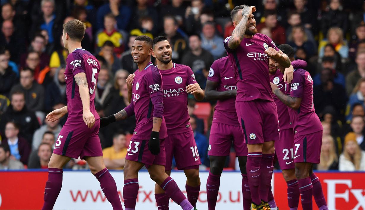 Para pemain Manchester City merayakan gol  Nicolas Otamendi saat melawan Watford pada lanjutan Premier League di Vicarage Road, Watford, (16/9/2017). Manchester City menang 6-0. (AFP/Ben Stansall)