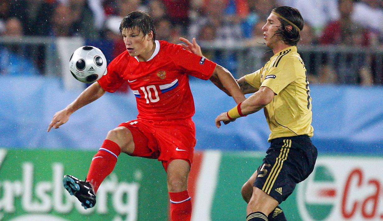 Andrey Arshavin. Striker berusia 40 tahun ini tampil cemerlang bersama Timnas Rusia di Piala Eropa 2008 Austria-Swiss. Melaju hingga semifinal dan kalah 0-3 dari Spanyol, ia tampil hanya 3 kali akibat suspensi kartu merah di dua laga awal. Total ia mencetak 2 gol dan 1 assist. (AFP/Yuri Kadobnov)
