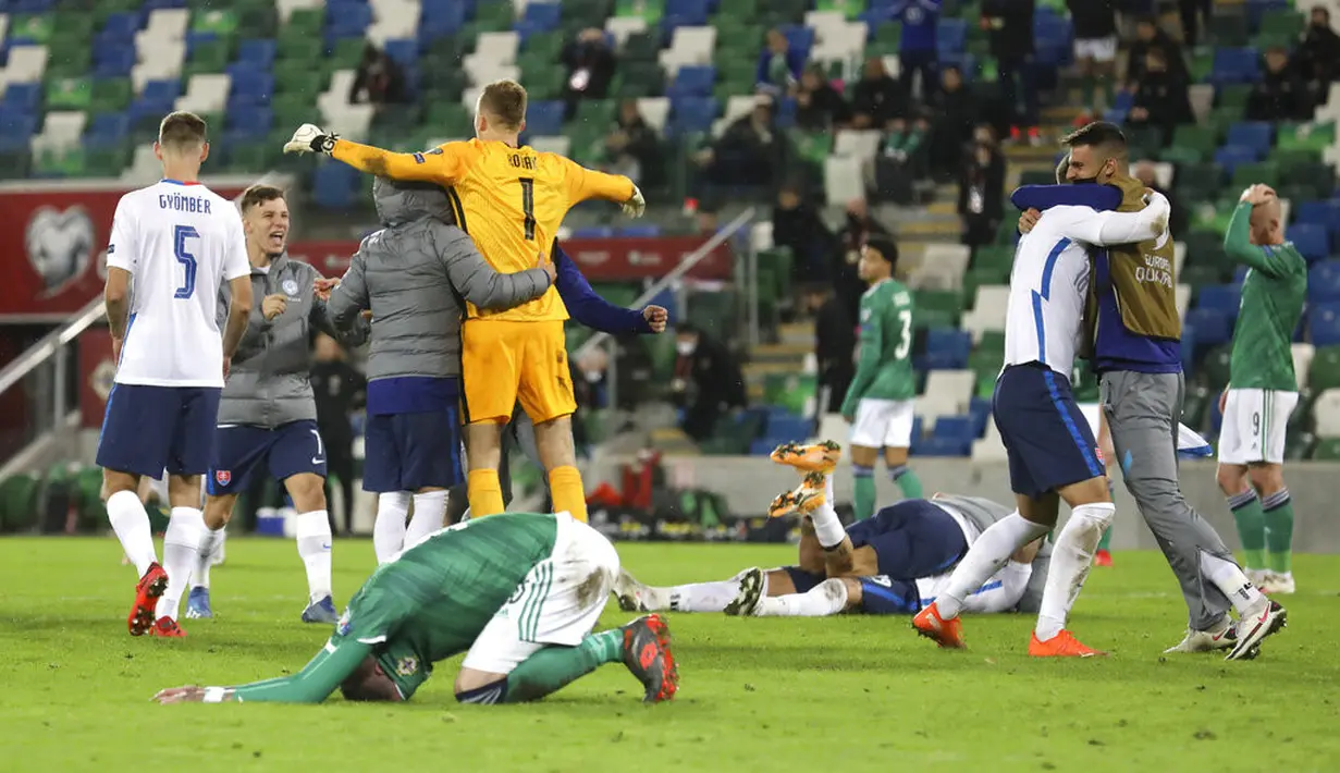 Para pemain Slovakia merayakan kemenangan usai mengalahkan Irlandia Utara pada pertandingan playoff babak semifinal Euro 2020 di Windsor Park, Belfast, Irlandia Utara, Kamis (12/11/2020). Slovakia merebut tiket ke Euro 2020 usai mengalahkan Irlandia Utara 2-1. (AP Photo/Peter Morrison)