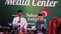 Saifullah Yusuf dan Imam Aziz memberikan keterangan pers di media center Muktamar ke-33 NU di Jombang, Minggu (2/8/2015). (www.muktamarnu.com)
