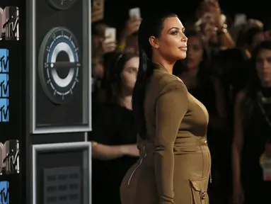 Kim Kardashian turut hadir dalam ajang MTV VMA yang diselenggarkan di Microsoft Theatre, Los Angeles, AS, Minggu (30/8/2015). Kim tetap tampil seksi meski dalam keadaan hamil. (REUTERS/Danny Moloshok)