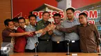TNI-Polri bersama tokoh masyarakat bersalaman usai membahas insiden kerusuhan yang terjadi di Tolikara, Papua, Mabes Polri, Jakarta, Rabu (22/7/2015). TNI dan Polri menegaskan insiden Tolikara merupakan perbuatan kriminal. (Liputan6.com/Yoppy Renato)