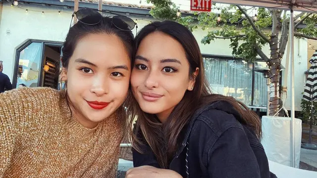 7 Potret Kebersamaan Maudy Ayunda dengan Sang Adik Saat di Amerika
