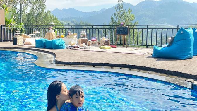 Potret Liburan Keluarga Titi Kamal di Lembang. (Sumber: Instagram/titi_kamall)