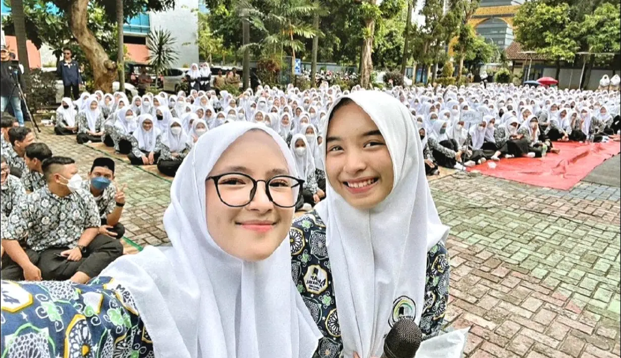 Lewat laman Instagram pribadinya, Nissa Sabyan punya ciri khas tersendiri meraih hati penonton di sekolah. Nissa Sabyan kerap memakai seragam SMA saat manggung di sekolah. (Liputan6.com/IG/nissa_sabyan)