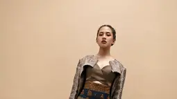 Di kesempatan lainnya, Zara Adhisty tampil bergaya andogini dengan memdaukan celana pendek dari kain tenun dan blazer tenun. (FOTO: instagram.com/zaraadhsty)