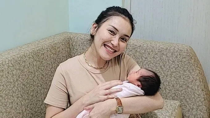 Ayu Ting Ting momong Sumehra, anak pertama Asyifa Nuraini (Foto: IG @ayutingting92)