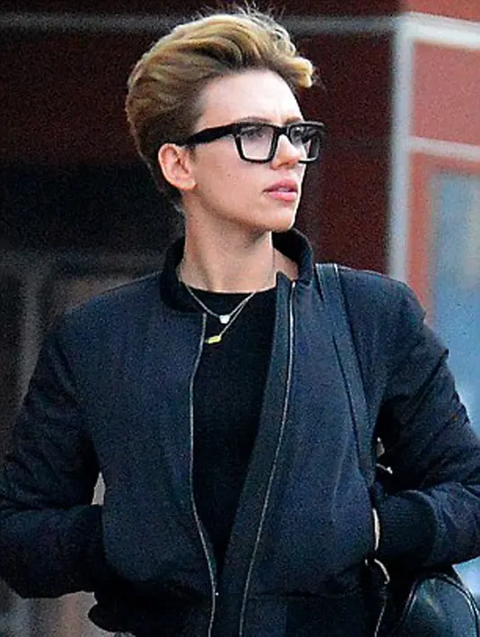 Terlihat juga saat itu di suatu momen dimana pria tersebut melingkarkan tangannya di pinggang Scarjo. Kedekatan keduanya tentu menimbulkan pertanyaan besar dari publik yang melihatnya. (doc.dailymail.com)