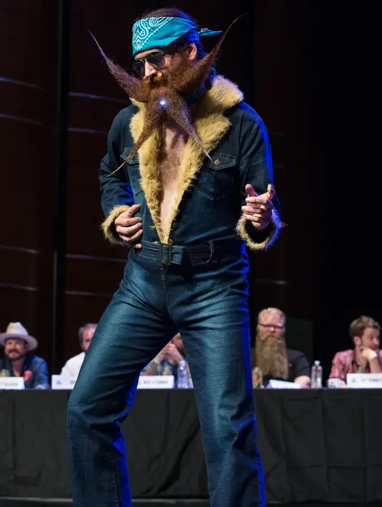 Peserta saat mengikuti Kejuaraan Dunia Beard and Moustache Championships 2017 di Long Center for the Performing Arts, Remington, Austin, Texas (3/9). Ratusan peserta mengikuti Kejuaraan Jenggot dan Kumis tersebut. (AFP Photo/Suzanne Cordeiro)