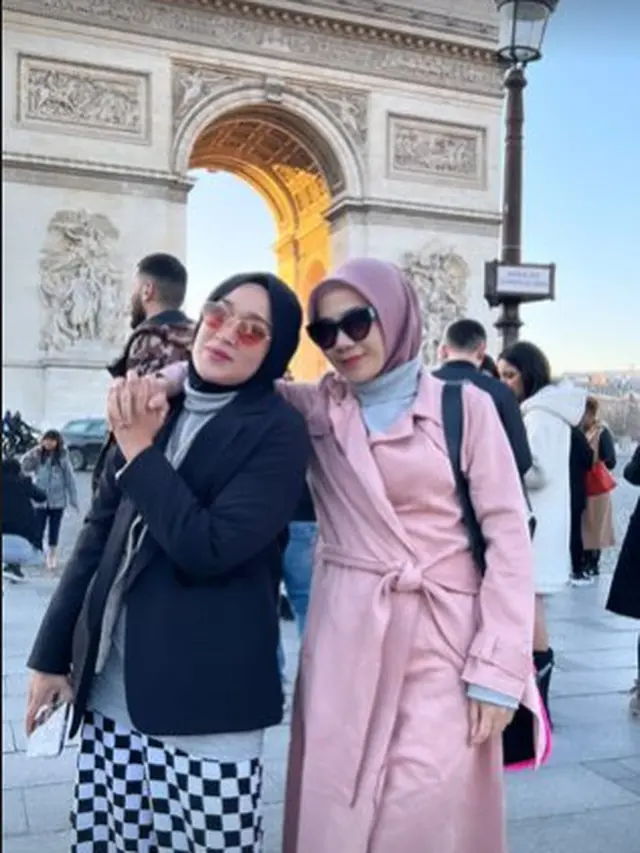 6 Potret Liburan Ririe Fairus di Paris, Impian Sejak Dulu Terwujud