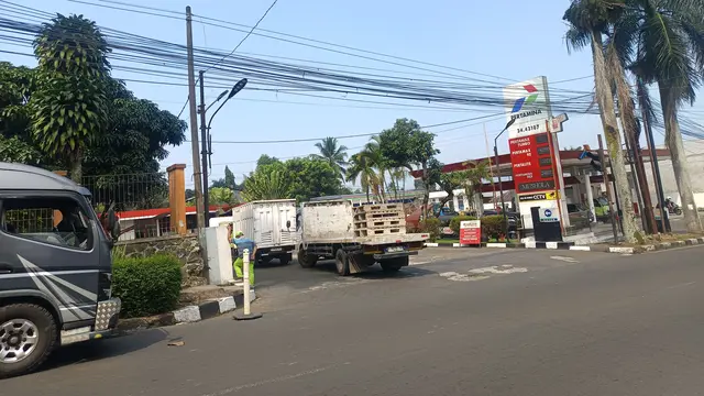 Keluh Sopir Truk di Sukabumi Berburu Solar Hingga Puluhan Kilometer