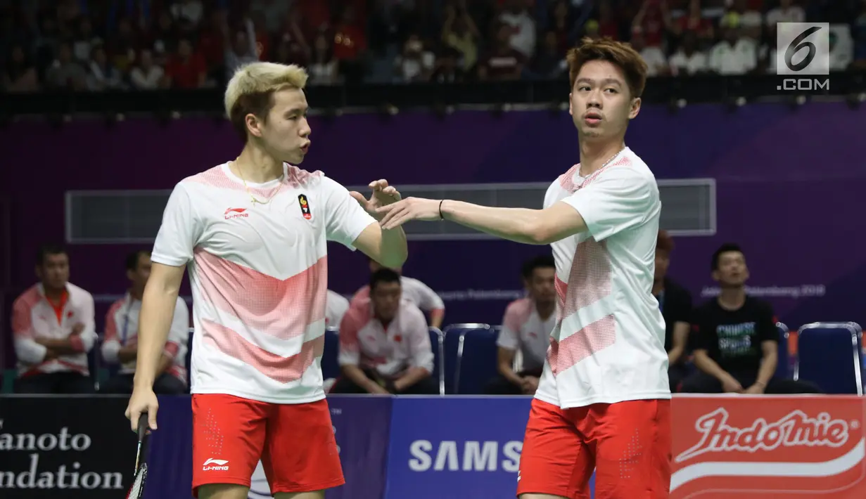 Ganda putra Indonesia, Marcus F Gideon/Kevin S Sukamuljo merayakan poin saat melawan pemain China Li Junhui/Liu Yuchen pada final Beregu Putra Asian Games 2018 di Istora Kompleks GBK, Rabu (22/8). Indonesia kalah 1-3. (Liputan6.com/Helmi Fithriansyah)