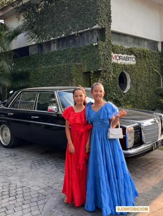 Rupanya Kiyomi mengenakan dress dengan desain senada dengan sang sahabat.