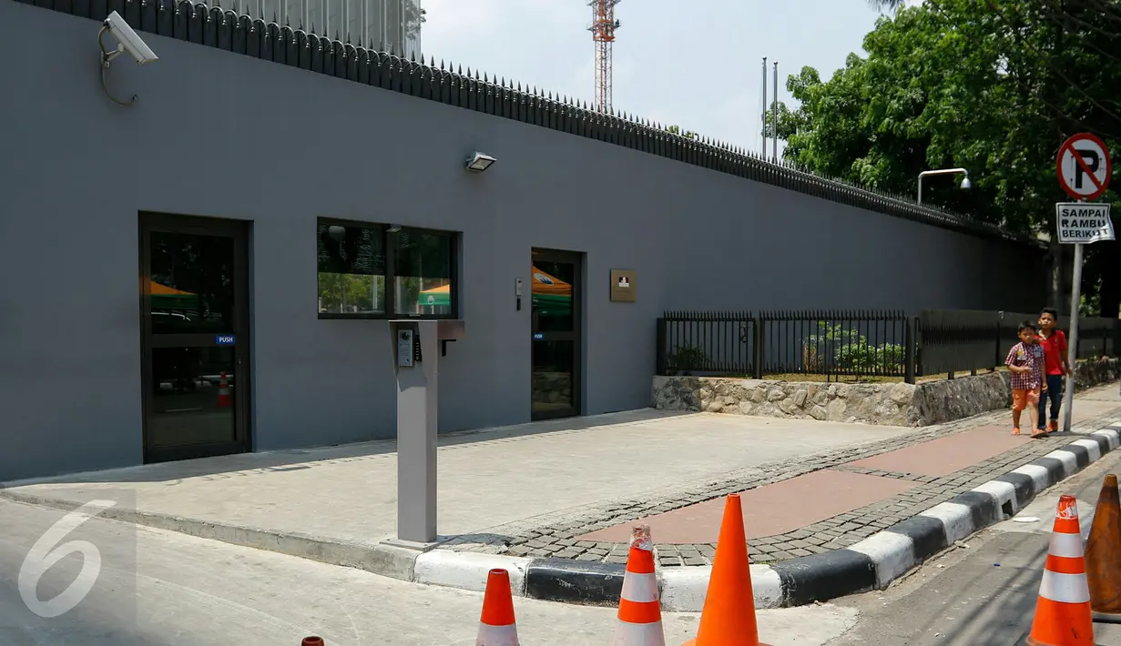 Pasca tragedi rangkaian serangan di Paris yang menewaskan lebih dari seratus orang, Kedutaan Besar dan Institut Perancis di Jakarta tutup selama 3 hari, Jakarta, Minggu (15/11/2015). (Liputan6.com/Yoppy Renato)