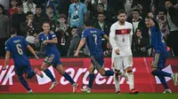 Pemain Timnas Italia merayakan gol yang dicetak Davide Frattesi (kedua dari kiri), dalam pertandingan menghadapi Turki pada laga UEFA Nations League di Ataturk Sports Complex Matli Stadium, Selasa (29/9/2026) dini hari WIB. (OZAN KOSE / AFP)