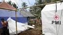 Warga pengungsi Gunung Agung mendirikan tenda di Posko Pengungsi Rendang, Bali, Sabtu (2/12). Bertambahnya jumlah pengungsi membuat mereka harus mendirikan tenda untuk tempat tinggal sementara. (Liputan6.com/Immanuel Antonius)
