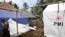 Warga pengungsi Gunung Agung mendirikan tenda di Posko Pengungsi Rendang, Bali, Sabtu (2/12). Bertambahnya jumlah pengungsi membuat mereka harus mendirikan tenda untuk tempat tinggal sementara. (Liputan6.com/Immanuel Antonius)
