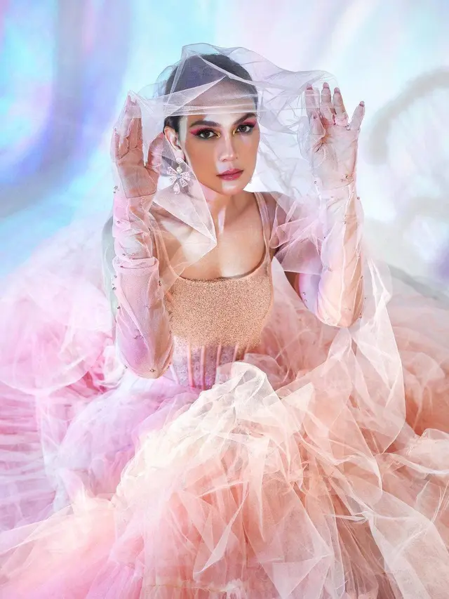 6 Pemotretan Terbaru Luna Maya yang Serba Pink Ini Dipuji Bak Princess
