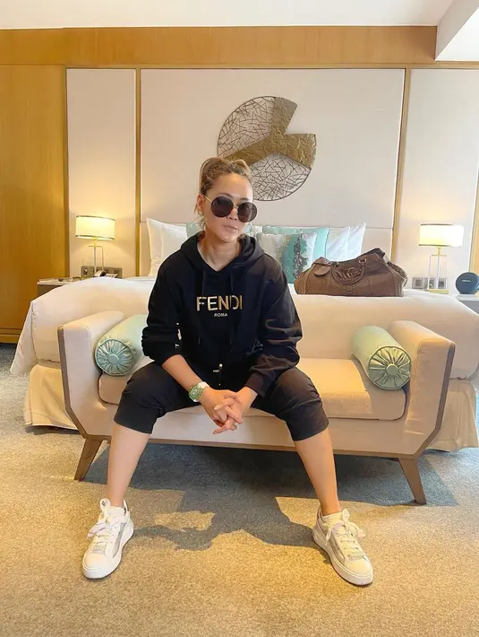 Meskipun cetar dan glamor di depan layar kaca, lewat akun Instagram pribadinya, istri dari Adam Suseno ini terbilang cukup sering memperlihatkan rambut aslinya. (FOTO: instagram.com/inul.d)