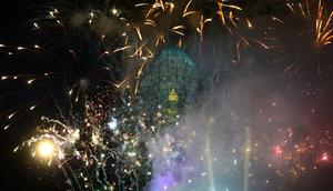 Kembang api pada peresmian Patung Garuda Wisnu Kencana di Ungasan, Bali, 22 September 2018. Karya seni itu terbuat dari tembaga dan kuningan yang ditopang 21.000 batang baja seberat 2.000 ton, serta baut sebanyak 170.000 buah. (AFP/SONNY TUMBELAKA)