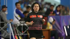 Wasit Ornpimol Kittiteerasopon berlari saat memimpin laga final hoki putri PON XIX Jabar antara DKI Jakarta melawan Papua di Gymnasium UPI, Bandung, Senin (19/9). DKI Jakarta unggul 4-2 atas Papua. (Liputan6.com/Helmi Fithriansyah)
