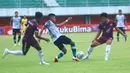 Pemain Persikabo 1973, Ahmad Nufiandani (tengah) dikurung dua pemain PSM Makassar, Yakob Sayuri (kiri) dan M. Arfan dalam laga pekan ke-9 BRI Liga 1 2021/2022 di Stadion Maguwoharjo, Sleman, Selasa (26/10/2021). (Bola.com/Nandang Permana)