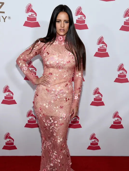 Rosalia berpose di karpet merah saat menghadiri Latin Recording Academy Person of the Year Gala 2017 di Mandalay Bay Convention Center di Las Vegas, AS (15/11). (Photo by Chris Pizzello/Invision/AP)