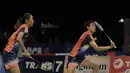 Pasangan Malaysia, Tan Kian Meng/Lai Pei Jing, kalah dari pasangan Indonesia, Tontowi Ahmad/Liliyana Natsir pada laga Indonesia Open 2017 di JCC, Jumat (16/6/2017). Indonesia 21-18, 21-16. (Bola.com/M Iqbal Ichsan)