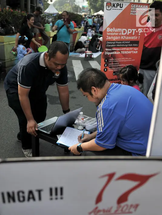 Warga melakukan pendaftaran daftar pemilih tetap (DPT) di kawasan Car Free Day, Jakarta, Minggu (21/10). Di pos pendaftaran ini warga juga dapat mengecek apakah namanya sudah tercantum dalam DPT Pemilu 2019 atau belum. (Merdeka.com/Iqbal S. Nugroho)