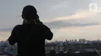 Petugas mengamati posisi hilal menggunakan teleskop di Kantor Wilayah Kementerian Agama Provinsi DKi Jakarta, Jatinegara, Jakarta Timur, Selasa (9/4/2024). (merdeka.com/Imam Buhori)