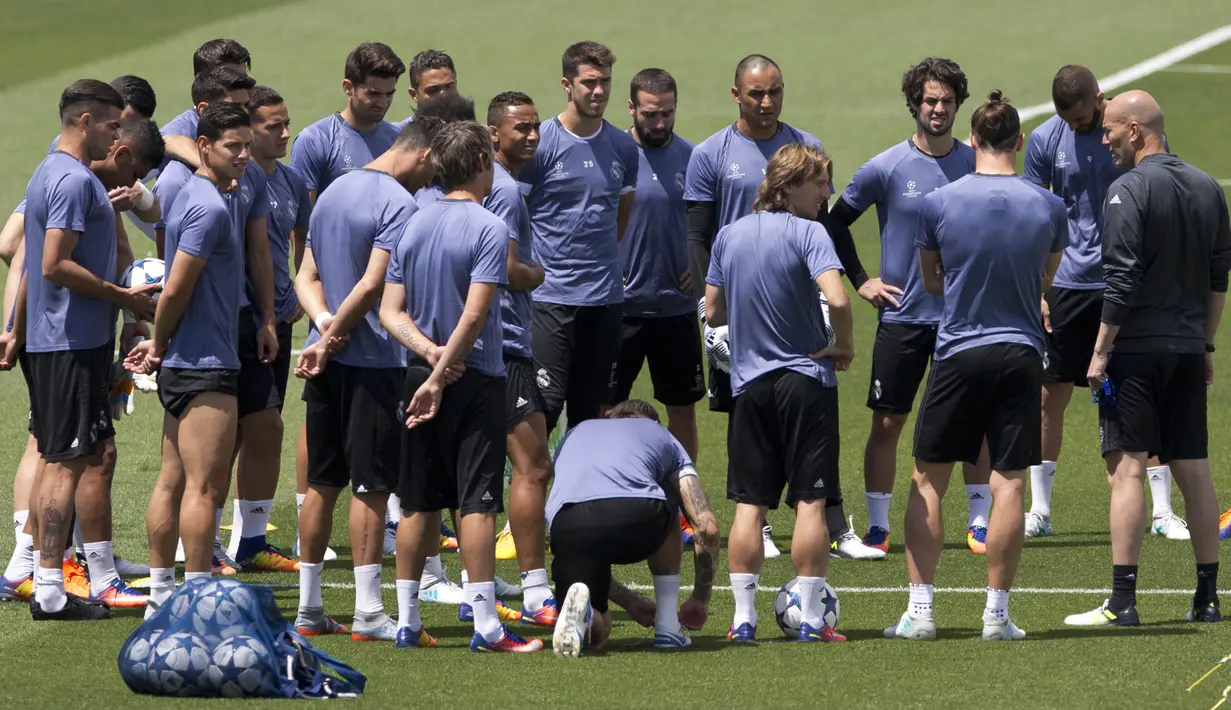 Pelatih Real Madrid, Zinedine Zidane, memimpin sesi latihan jelang laga final Liga Champions di Madrid, Spanyol (30/05/3017). Di laga final nanti Real Madrid akan berhadapan dengan Juventus. (AP/Paul White)