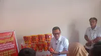 Menteri BP2MI, Abdul Kadir Karding, didampingi Wali Kota Binjai, Amir Hamzah, mengunjungi UMKM milik Eliza Hafni Nasution (46) di Kelurahan Payaroba, Kecamatan Binjai Barat, Kota Binjai