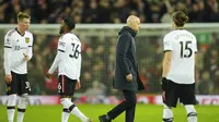 Erik ten Hag kecewa setelah MU dikalahkan Liverpool 0-7 dalam lanjutan Liga Inggris 2022/2023 di Anfield Stadium, Minggu (5/3/2023) malam waktu setempat.&nbsp;(AP Photo/Jon Super)